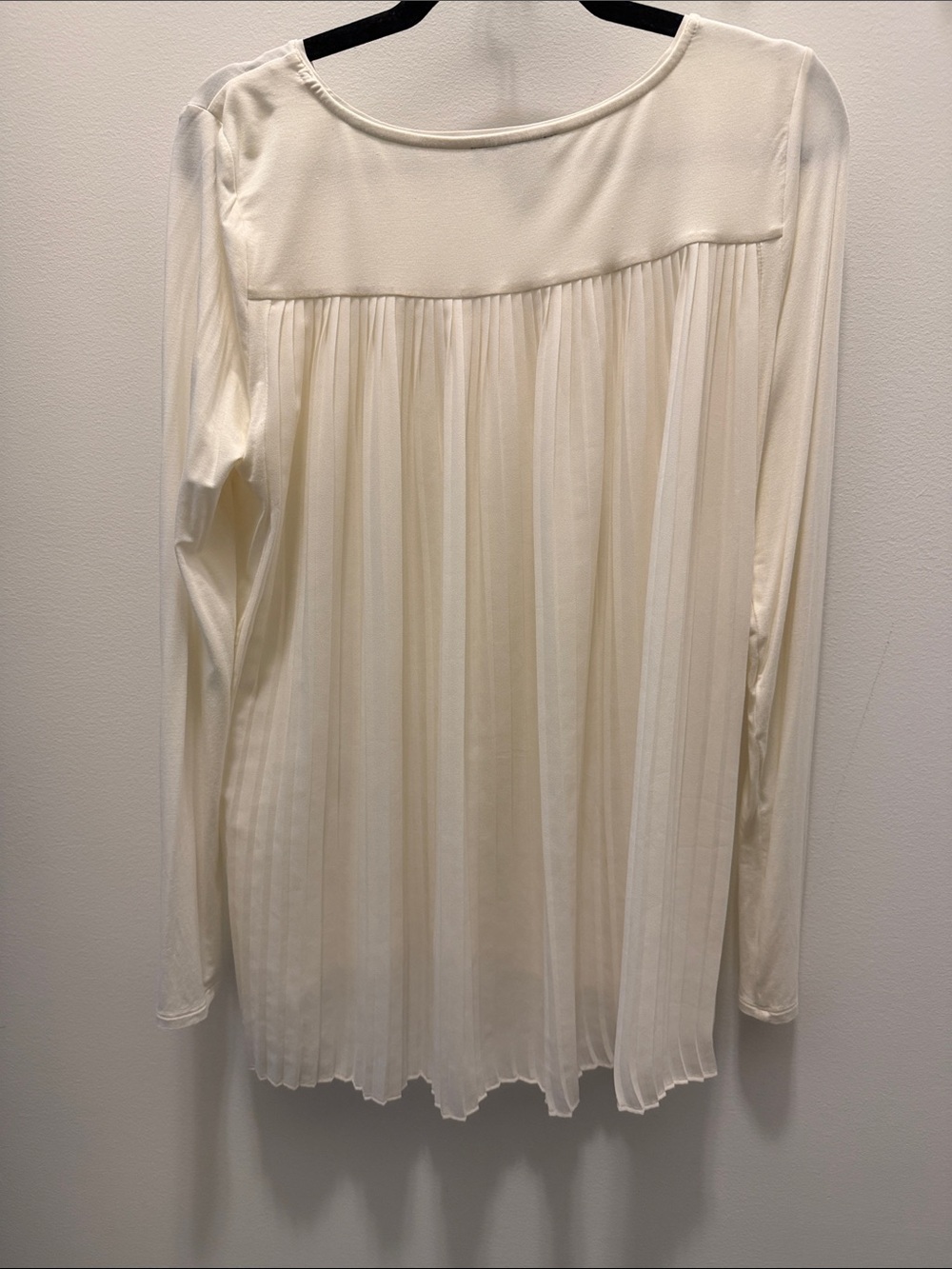 White House black market Ivory V-Neck Long Sleeve Top
